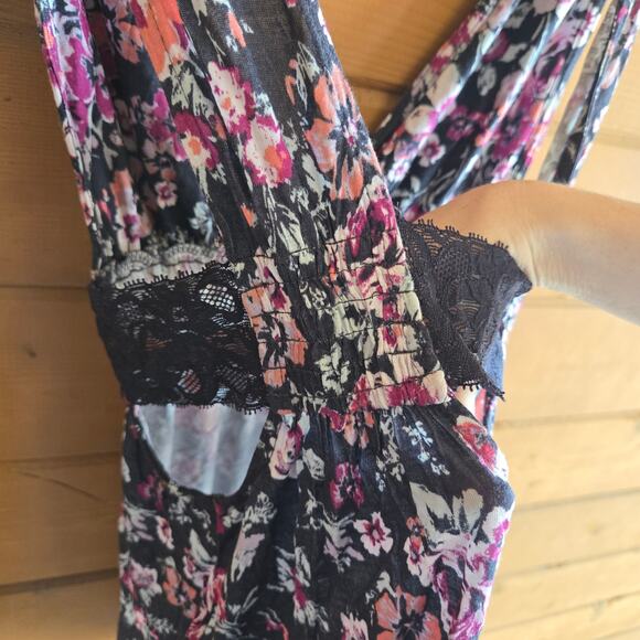 Urban Outfitters Kimchi Blue Floral Lace Tank Top NWT S Lace Bandeau Boho Soft - Picture 3 of 6